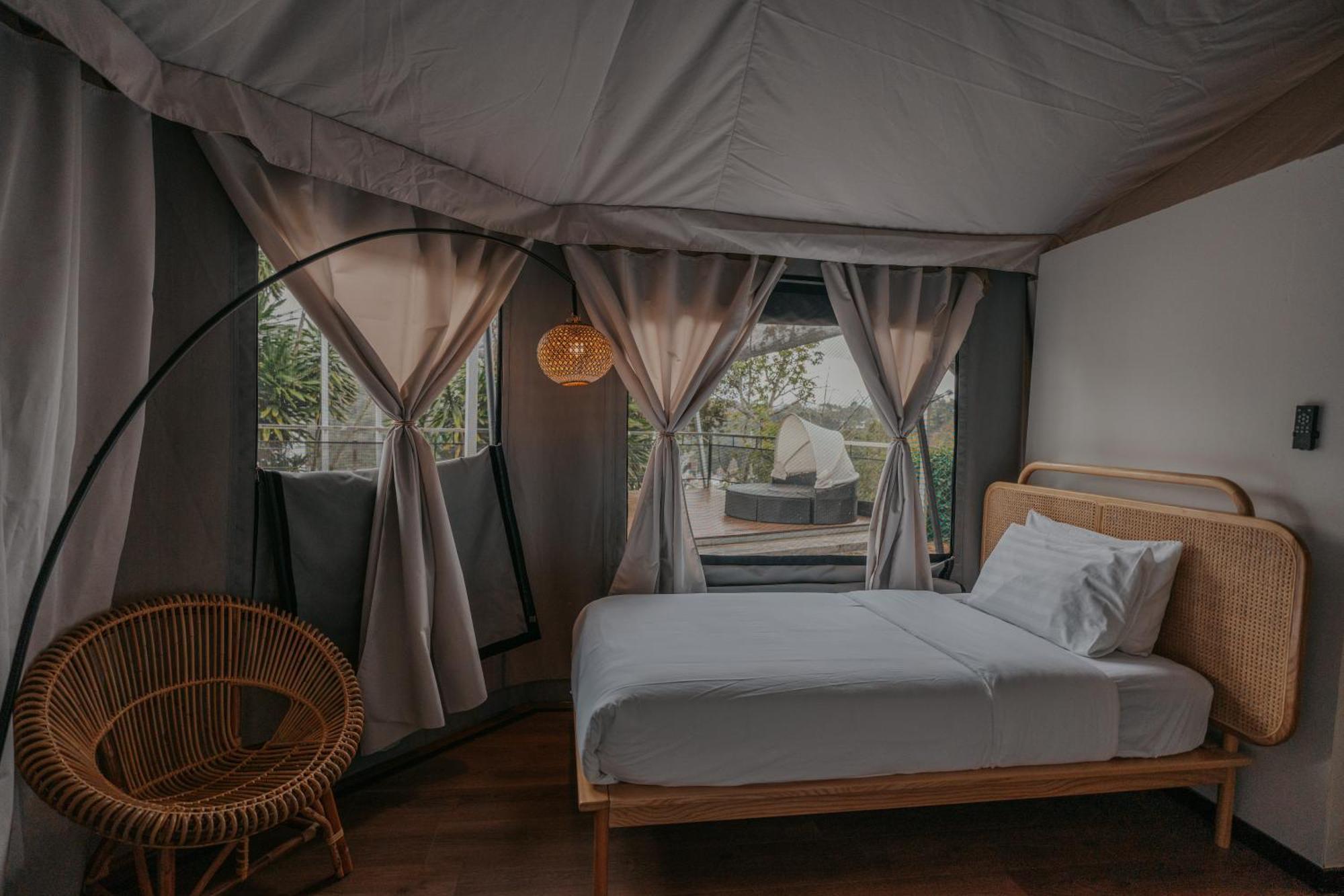 Luxury tent Kmah Parkland With Outdoor Jacuzzi