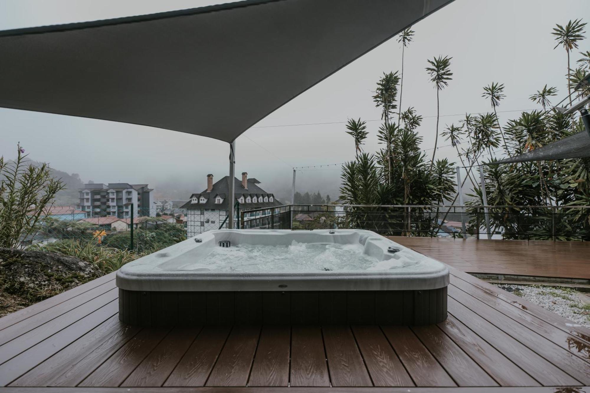 Kmah Parkland With Outdoor Jacuzzi Luxury tent
